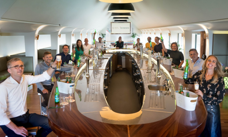 proosten op samenwerking bij Heineken